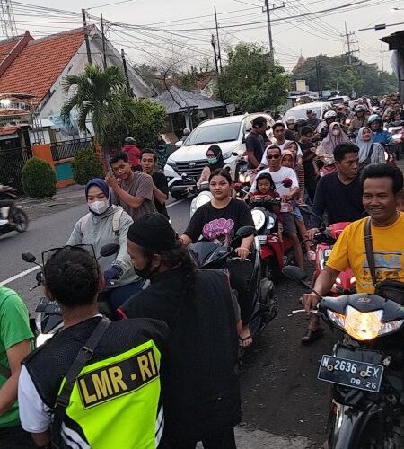 LMR-RI Sidoarjo Bagikan Takjil Gratis di Desa Randegan Saat Ramadan