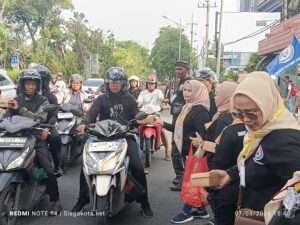 aksi sosial berupa pembagian takjil kepada para pengendara yang melintas di sekitar lokasi acara