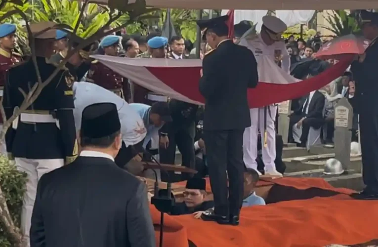 Presiden Prabowo Pimpin Pemakaman Militer Wapres ke-6 Try Sutrisno di TMP Kalibata
