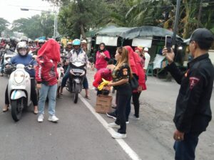 Kegiatan bagi ta'jil berlangsung di depan Gedung Markas Cabang LVRI Kota Surabaya