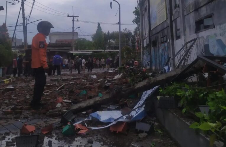 Pengendara Motor Tewas Tertimpa Tembok Ambruk Saat Hujan dan Angin Kencang di Surabaya