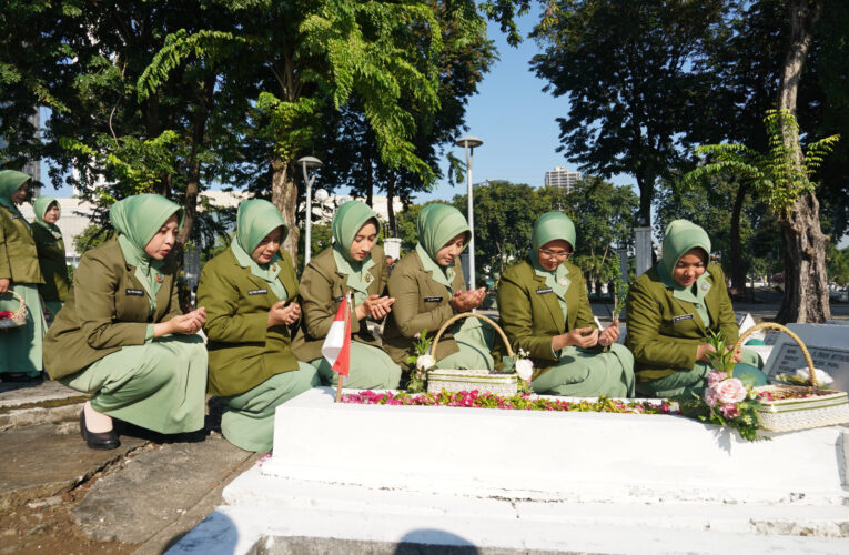 Persit KCK Ziarah di TMP 10 November Peringati HUT ke-80