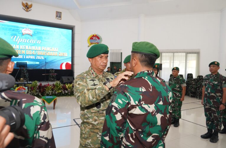 Danrem 084/Bhaskara Jaya Pimpin Kenaikan Pangkat 18 Prajurit, Sekaligus Halalbihalal Idul Fitri 1447 H