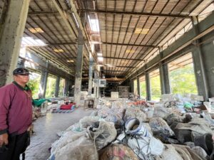 kondisi bangunan yang memprihatinkan dengan debu tebal