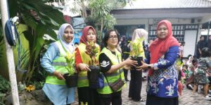 Kanan Kepala Sekolah SDN Petemon XIII hijab merah