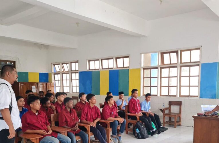 Lima Siswa SRMA 21 Surabaya Ikuti Pelatihan Barbershop, Bekal Keterampilan dan Wirausaha