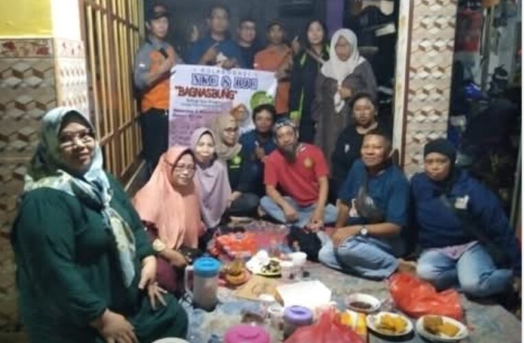 Relawan Lintas Komunitas Berbagi Nasi Bungkus Untuk Kaum Duafa