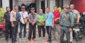 Jurnalis  media online dan cetak saat di depan kantor Diskominfo Sidoarjo 