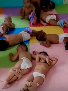 praktik tidak manusiawi berupa pengikatan bayi