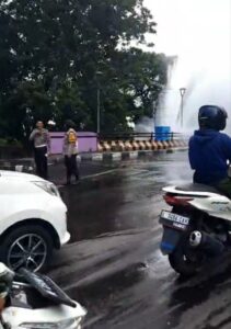 Aparat kepolisian turut membantu mengatur lalu lintas