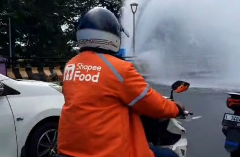 Pipa PDAM Merr Surabaya Meledak, Air Menyembur Deras ke Jalan