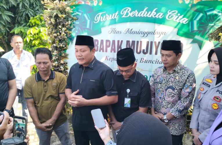 Bupati Sidoarjo Serahkan Santunan kepada Keluarga Kepala Desa Buncitan yang Meninggal, Wujud Kepedulian Pemerintah Daerah