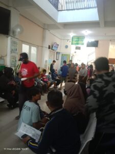 Antrian puskesmas Tembok dukuh terjadi kepadatan di poli KIA  imbas Keracunan MBG di SD pancasil Tembok dukuh