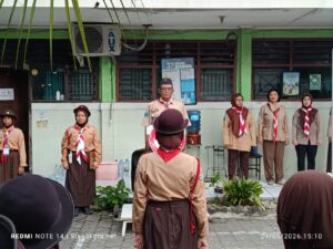 Kepala SDN Pegirian 1, Soedjono, M.Pd saat memimpin upacara pembukaan perkaju