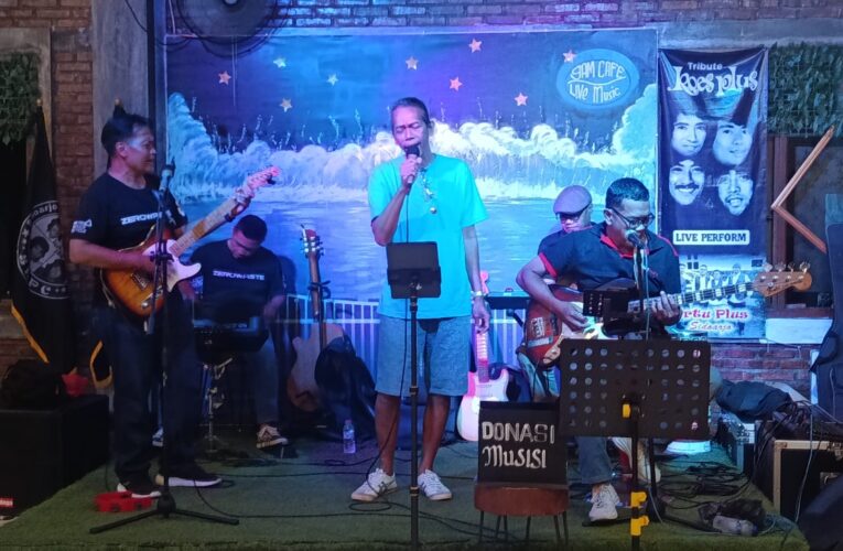 Nostalgia Koes Plus Bersama Ortu Plus di SAM CAFE Sidoarjo