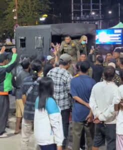 Potongan video perdebatan antara petugas satpol pp dan PKL