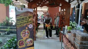 Dekan FEB UWKS, Pratiwi Dwi Karjati saat membuka bazar