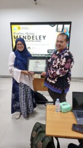 Penyerahan sertifikat penghargaan dari Wakil Dekan Bidang Akademik, Bapak Gigih Pratomo, S.E., M.Sc. kepada Ibu Yessy Yuliana Amalia, S.E. CODP.