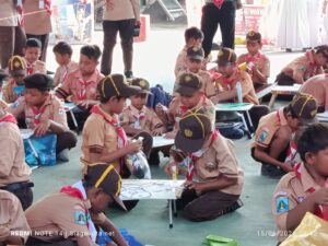 Salah satu kegiatan menghias layang- layang