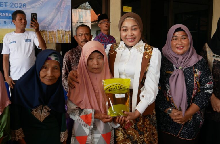 Wakil Bupati Mimik Idayana dan Ketua TP PKK Sriatun Subandi Salurkan Bantuan Pangan kepada 2.052 Warga Sidoarjo