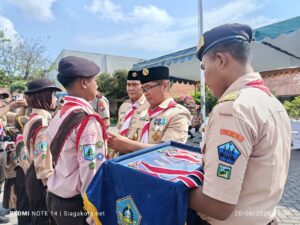 Camat Pabean Cantian, Muhammad Januar Rizal, menyematkan medali kepada perwakilan peserta