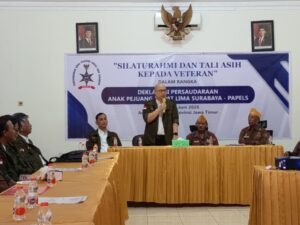 Pemrakarsa sekaligus Dewan Pendiri PAPELS, Charles E. Tumbel saat berikan sambutan 