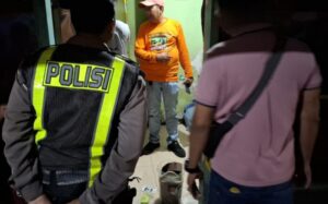 petugas dari Polrestabes Surabaya terlihat melakukan olah tempat kejadian perkara (TKP)