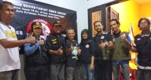 Prayogi (nomor tiga dari kiri) foto bersama relawan bencana emergency sosial