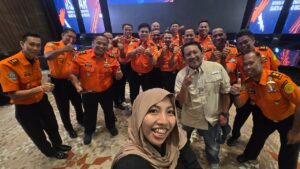 Yeka (baju drill warna kaki foto bersama pejabat BASARNAS setelah acara pembukaan IISAR