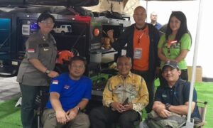 Anggit (baju batik) Direktur Pusat Pelatihan BASARNAS bersama peserta IISAR