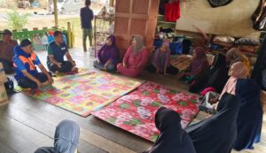 Santo (rompi oren) melakukan sosialisasi pengurangan risiko bencana kepada ibu-ibu PKK
