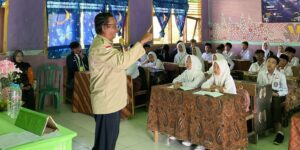Budi Cahyono sedang menjelaskan tentang mitigasi
