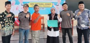 Guru dan relawan FRPB foto bersama setelah kegiatan SPAB