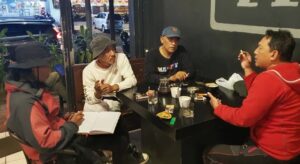 Yeka Kusumajaya (jaket merah) sedang diskusi merancang aksi mitigasi mandiri bersama lintas komunitas
