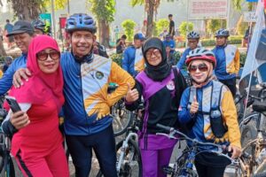 Peserta WCD olah raga jalan santai sambil memungut sampah