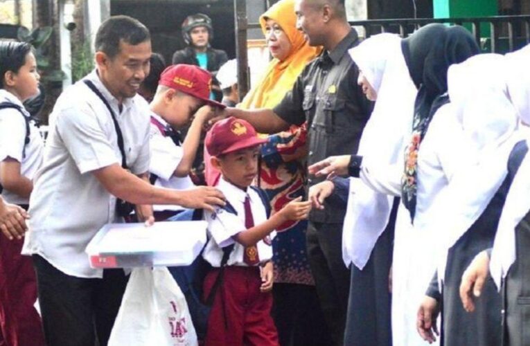 Hari Pertama MPLS, Pemkot Surabaya Ajak Ayah Antar Anak ke Sekolah untuk Perkuat Ikatan Keluarga