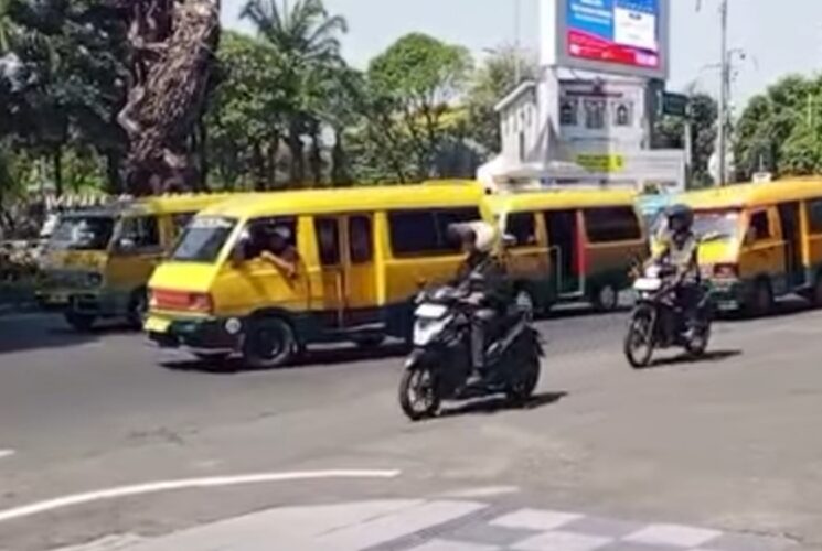 Aksi Sopir Angkot Picu Kemacetan Parah di Waru hingga Ahmad Yani Surabaya