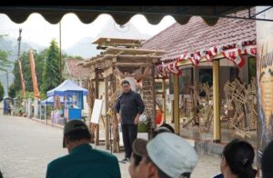 Wakil Bupati Pacitan, Gagarin saat membuka pameran