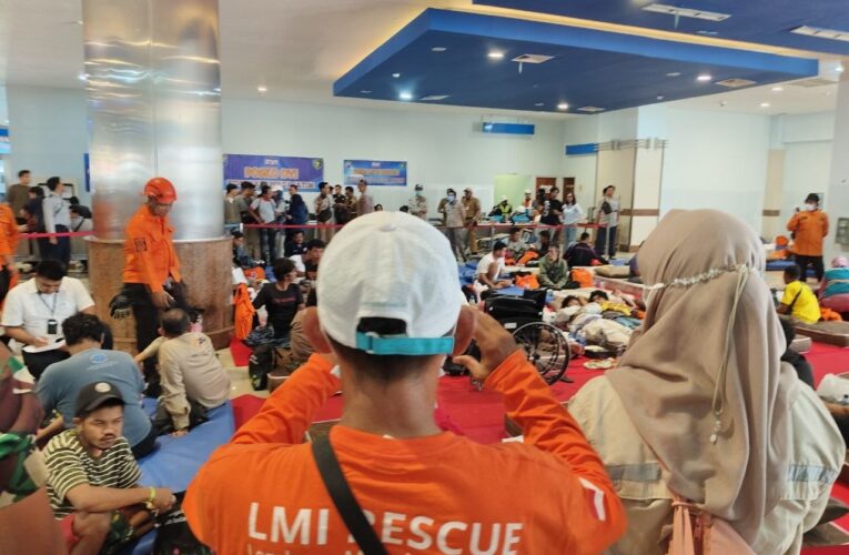 Ambulans LMI Siaga Sambut Korban Selamat KM Mutiara Sentosa 2 di Surabaya