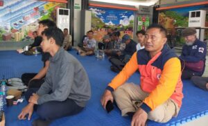 Irfan (kaos oren) staf bidang Pencegahan dan kesiapsiagaan BPBD Jatim bersama peserta sarasehan Kota Aman, Pendakian Aman