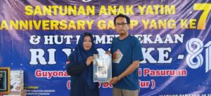 Verawati (ketua gajap) menyerahkan piagam kepada Miskan wakil dari komunitas BJC