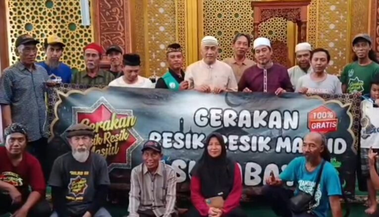 GRRM Surabaya Bersihkan Masjid Baiturrohim Sambut HUT RI ke-81