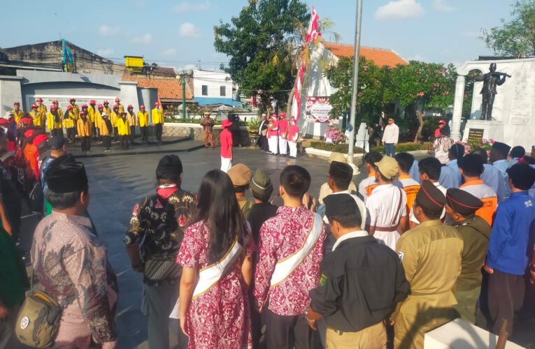 Lintas Komunitas Surabaya Gelar Upacara HUT ke-81 RI di Makam WR Soepratman