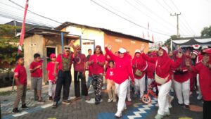 Sementara itu, Ketua RT 25, R. Tato, secara simbolis membuka kegiatan jalan sehat