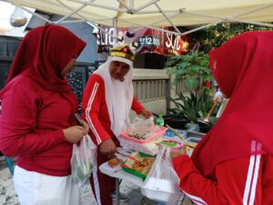 Bu Idris, salah satu pedagang UMKM yang turut meramaikan kegiatan