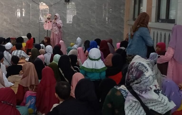 Dongeng Inspiratif Untuk Santri Ngaji Gratis di Masjid Al-Ikhlas Perumahan Bumi Marina Emas