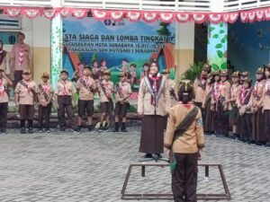 Kepala SDN Kutisari I, Himmatul Khoiroh, S.Pd. saat memimpin upacara pembukaan pesta siaga dan LT 1