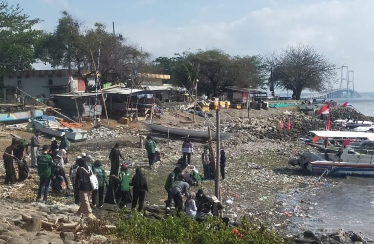 Jaga Lingkungan, Relawan Bersihkan Sampah di Benteng Kedung Cowek Surabaya