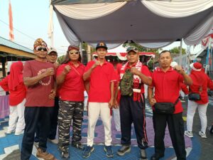 Idris bertopi hitam dengan di dampingi ketua RT dan warga