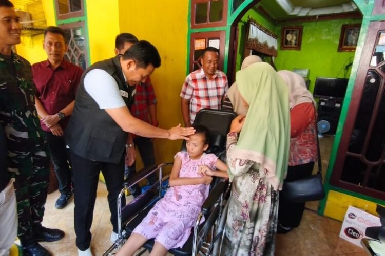 Pemkab Sidoarjo Salurkan Bantuan Kursi Roda dan Renovasi RTLH